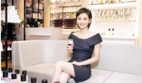 162王子文为“炫腰”穿这么小的裙子，网友:游泳圈像猪大肠