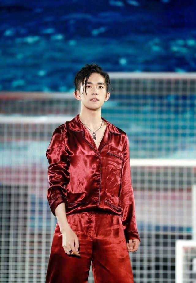 论那些年千玺撞过的情侣衫，小小的千玺莫不是有了什么想法？