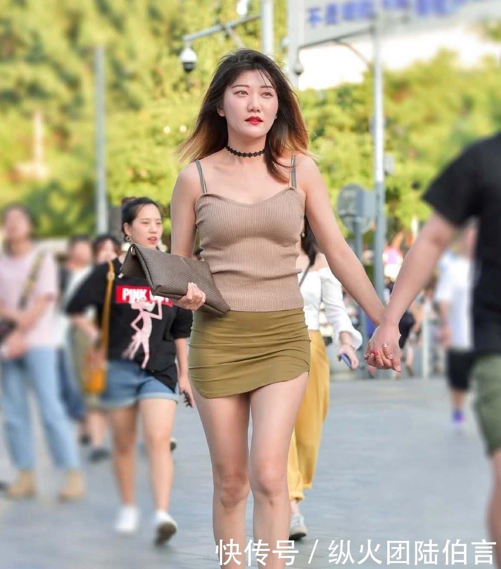 个性|路人街拍:气质独特的基础款穿搭,吊带背心+短裙,凸显温柔甜美的个性魅力
