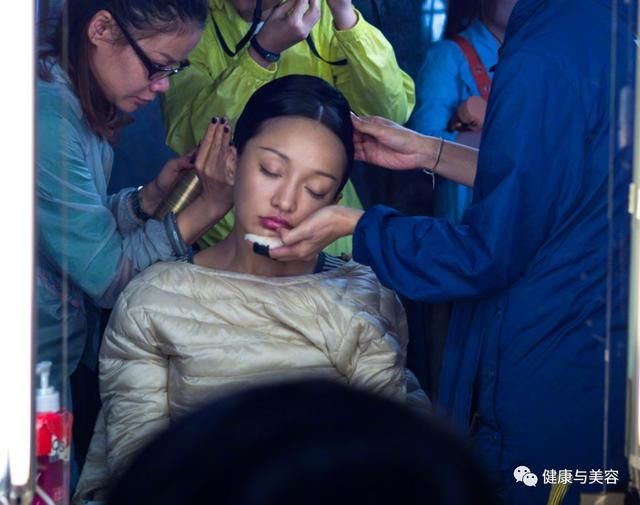 《如懿传》周迅露出脑门年轻18岁，刘海原来不能减龄？