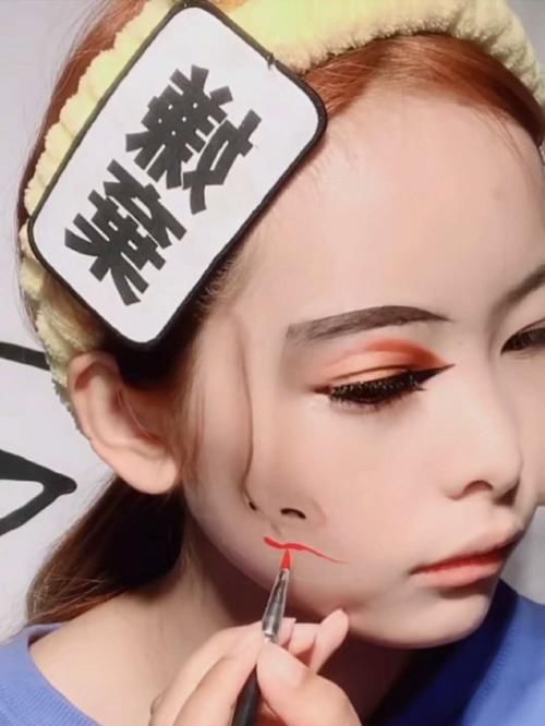  『博主』美妆博主在脸上化“歪脸妆”，开始：又拿自己做实验，结果：别出去吓人！