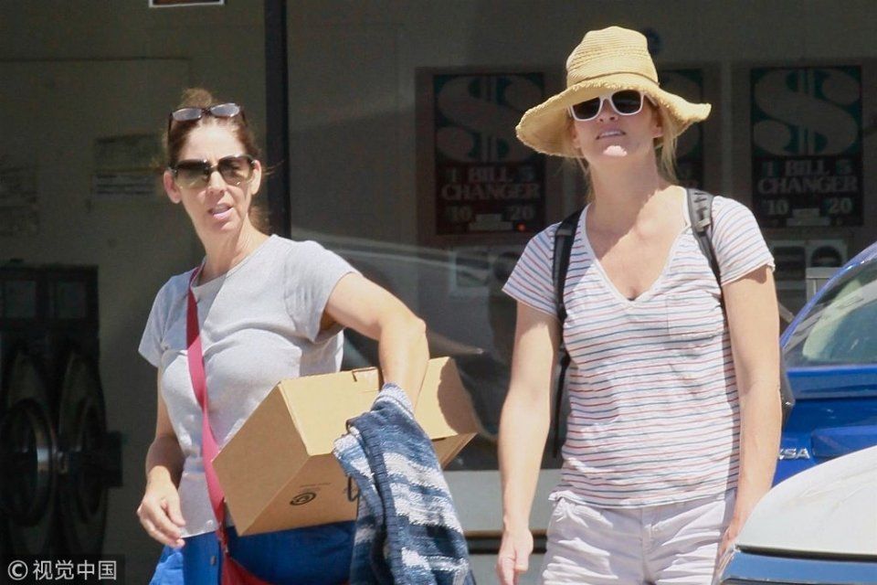 米西派勒戴草帽墨镜遮面似度假  私服简单似路人甲长腿抢镜