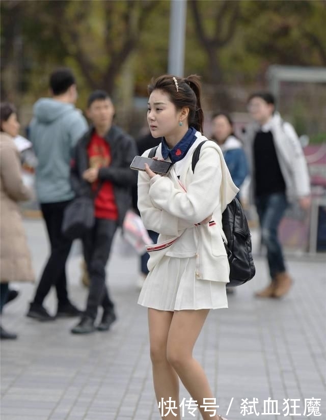  『气质』街拍白色百褶裙气质美女，配10多厘米的细高跟，这么走路累吗?