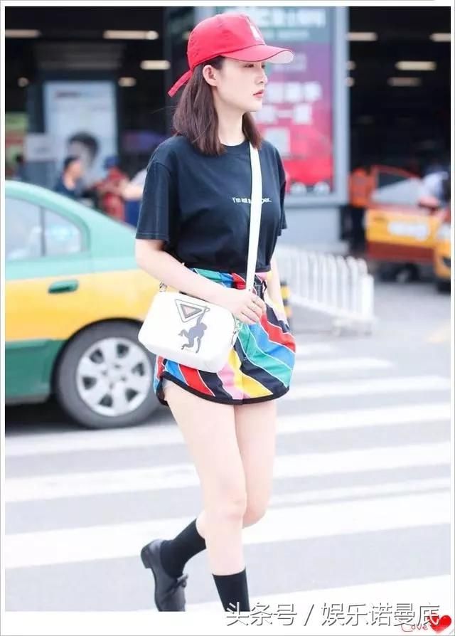 原以为李沁穿热裤露底裤够大胆，但看到鞠婧祎，我要捂眼睛！