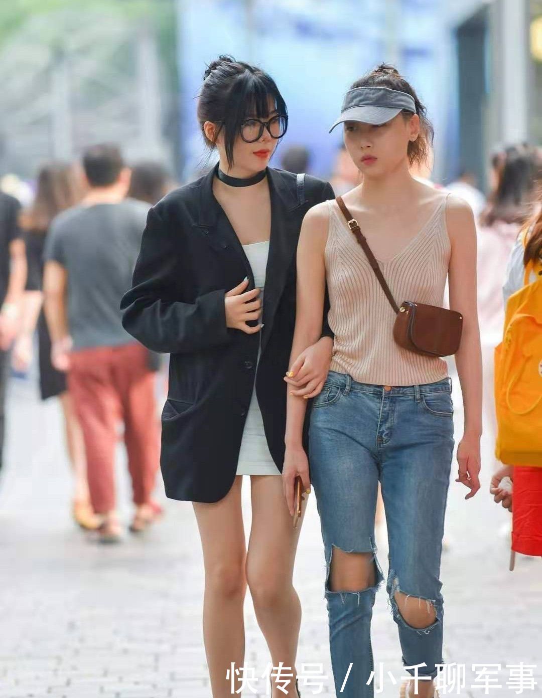 『尽显』街拍:时尚性感的小姐姐穿搭,气质独特又有身材,尽显个人的魅力