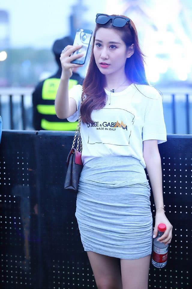 街拍：穿着性感甜美的小姐姐，清凉的装扮养眼又显瘦！