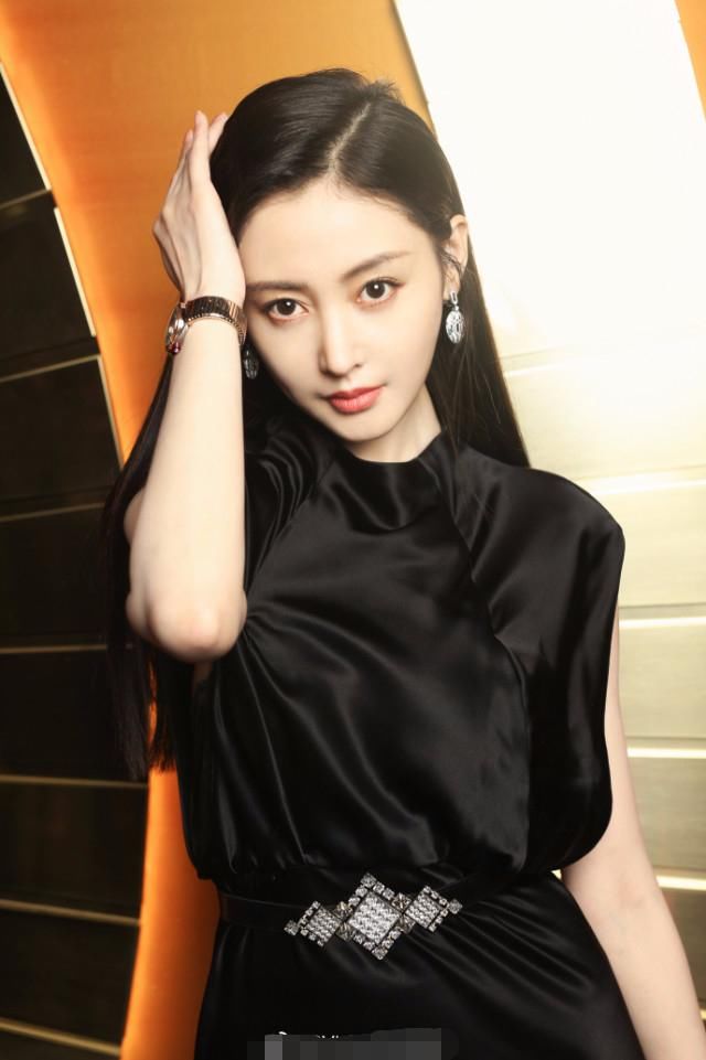 张天爱素颜现身美到发光，边走边吹风扇一双大眼好忐忑