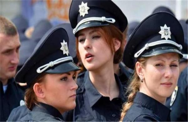 该国拥有全球最靓女警，身材高挑英姿飒爽，吸引众多男性前来旅游