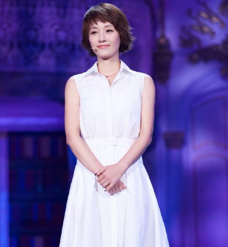 马伊琍身穿露背紧身连衣裙，短发大妈也那么有女人味，真会穿呀!