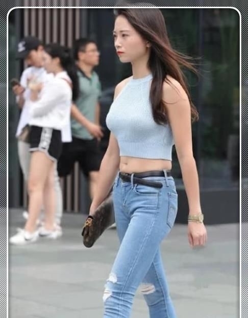 『气质』简约穿搭:街头偶遇气质小姐姐,牛仔裤搭配背心,时尚的潮流风格