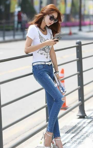 窈窕多姿的牛仔裤美女，身材曲线相当完美，看起来十分“养眼”