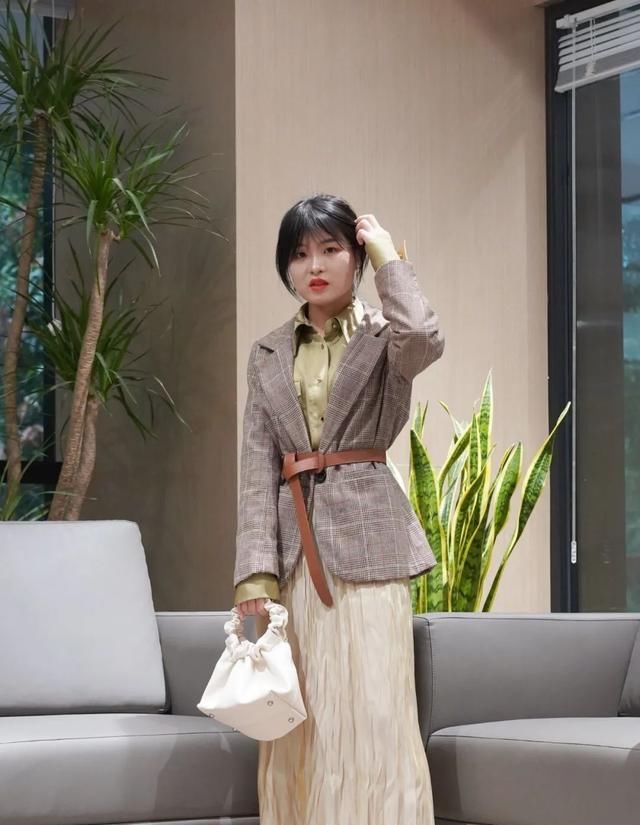  [梨型身材]2020年最流行的百褶裙组合,彰显青春活力,显瘦显高又减龄!