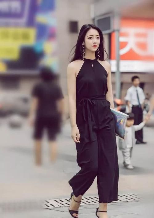  【迷人】美女街拍：漂亮小姐姐们的新潮穿搭，靓丽时尚又迷人