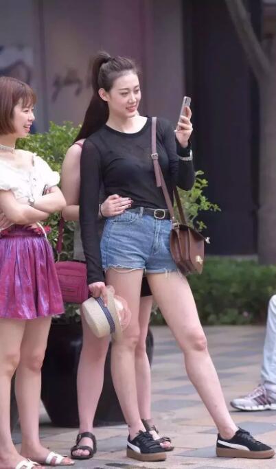 牛仔裤搭配黑丝薄纱上衣，时尚与美感兼具，不妨你也来试试