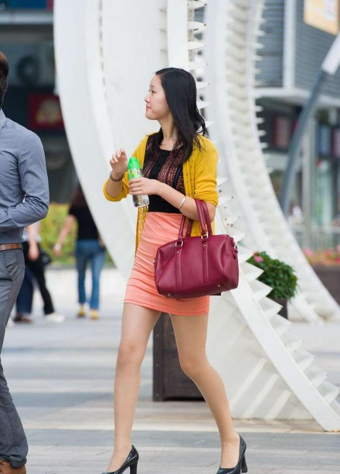 街拍: 粉色超短裙美女, 性感丰满的臀部, 完美女神