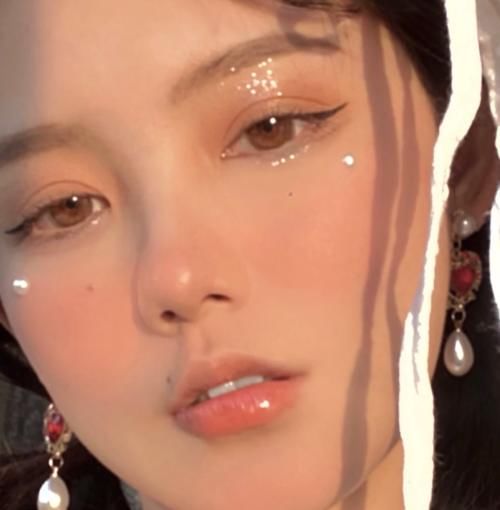  『禁忌』00后女生化妆的3种禁忌，怪不得皮肤越变越差，劝你趁早改掉吧