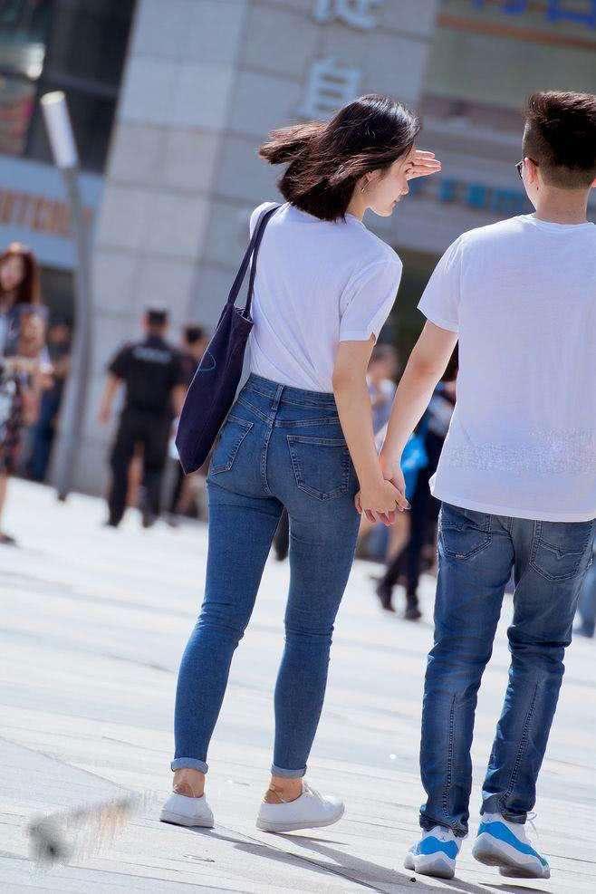 紧身裤让你在人群中做亮眼，整体优雅高贵，并且胖瘦都合适