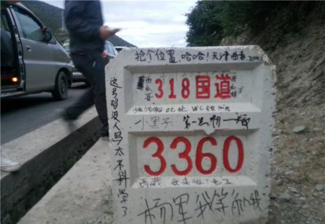 老司机开车走川藏线，为什么总要扔根烟？网友：看完肃然起敬！