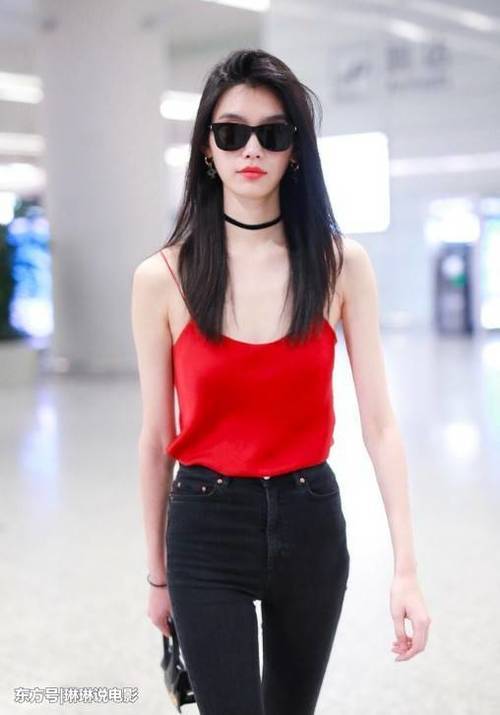 超模奚梦瑶现身机场,清凉着装,身材驾驭吊带背心,时尚满分