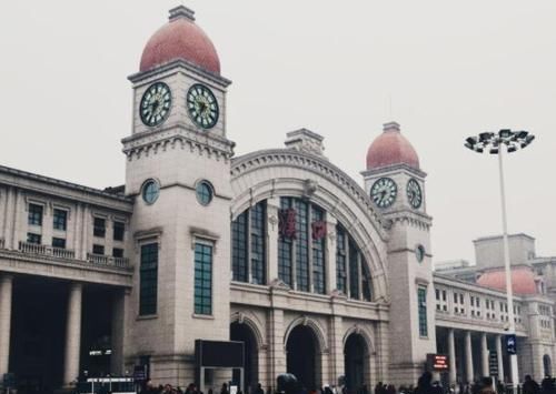  官方网@中国最“奇怪”火车站名，明明不存在地名，却执意要用