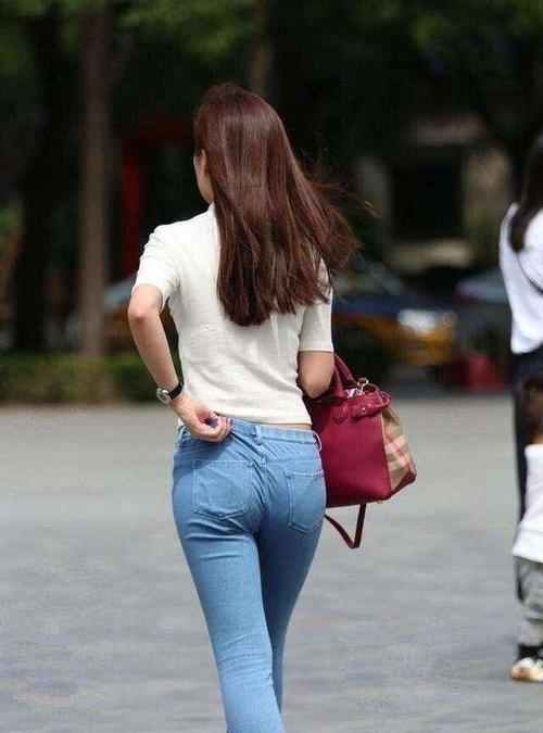 街拍：性感女神小巧玲珑的臀部曲线，展现出完美的身材，魅力十足