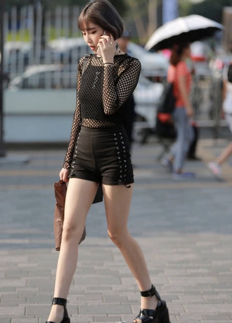 性感气质小姐姐，独特的穿衣风格让小姐姐时尚范儿十足，修长的美