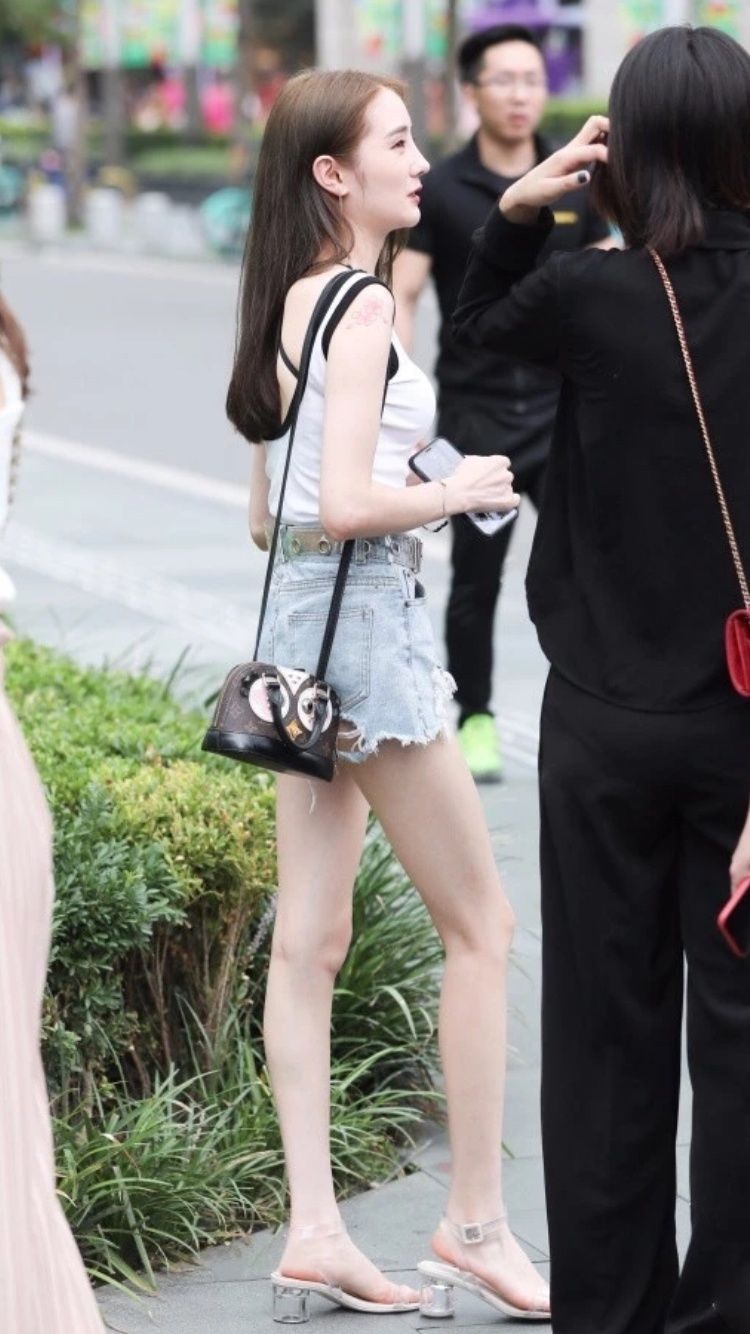 性感街拍丨腿超级长的美女，当街翘起臀来整理鞋子!