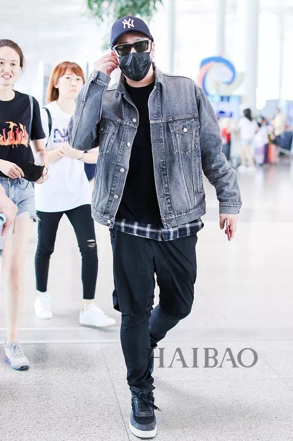 李小璐高调复出靠母女装扮嫩?刘雯一裤两穿太会搭…【海报街拍】