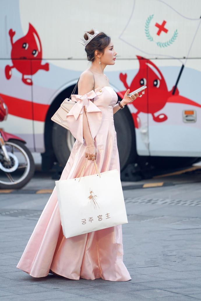 小姐姐粉色T恤搭配白色短裙,尽显纤细小蛮腰,妩媚动人!