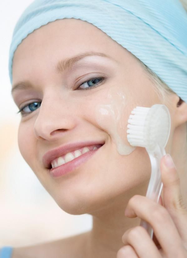 许玮宁海外旅游秀美背!却被她的一百种唇色抢了镜?都是九年义务教