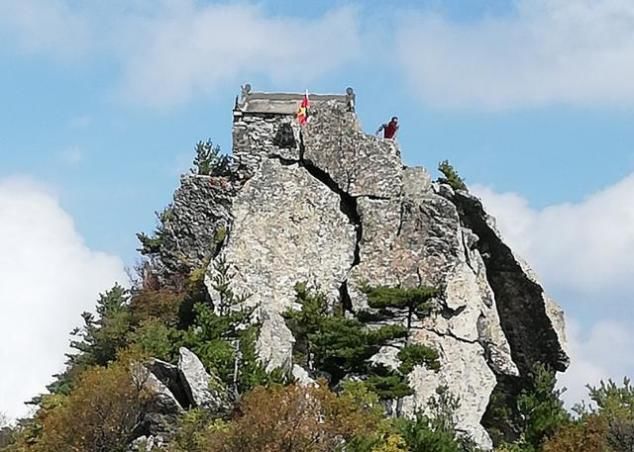 国内“最牛”的铁庙，屹立山顶巨石之上，四面绝壁环绕却百年不倒