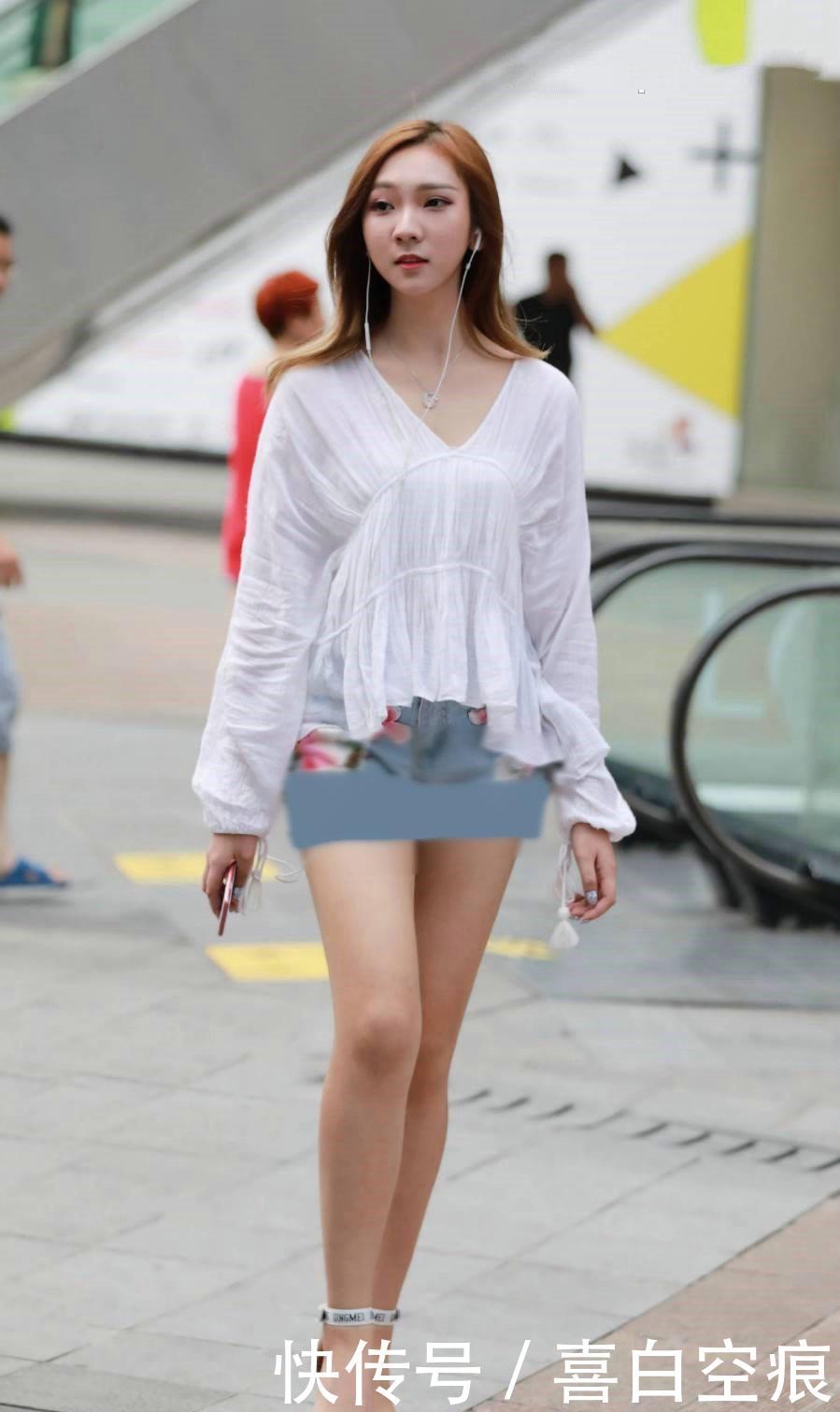  热裤：小姐姐牛仔热裤配上高跟凉鞋，秀出好身材，很有女人味