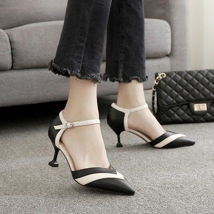 女人穿高跟鞋特别迷人，夏天穿就更显时尚!走出深入骨髓的优雅