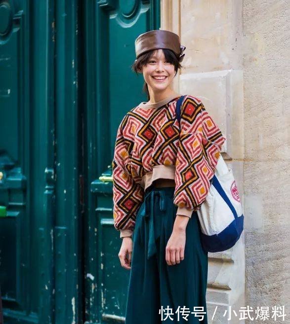 人人都有的黑色打底裤，其实这样穿更美！