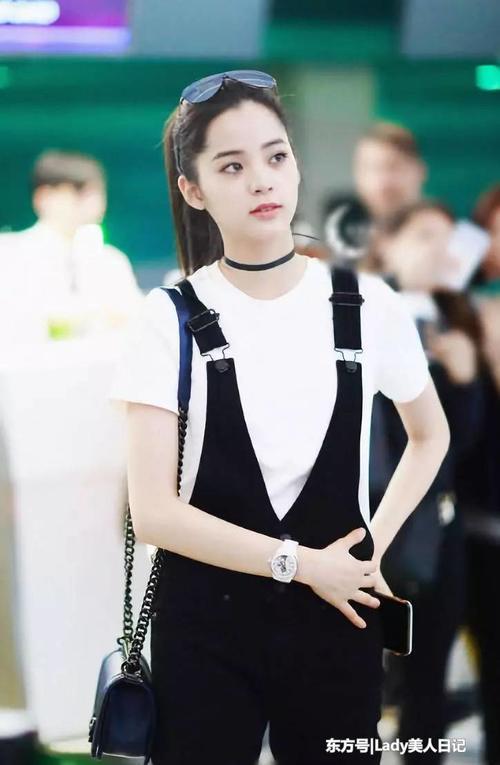 今夏最火的就是牛仔裤牛仔裙了，佟丽娅穿起来好甜美，宋茜最性感