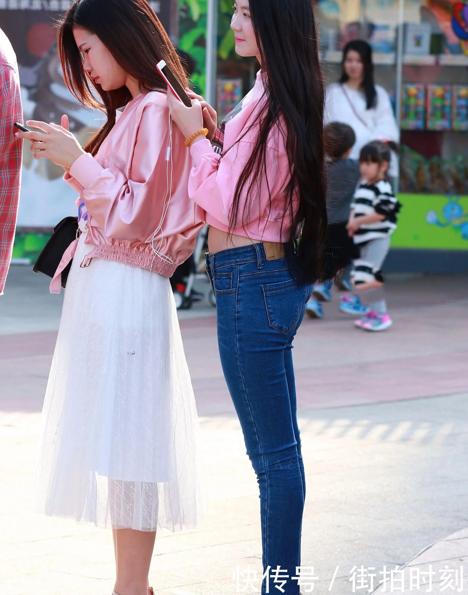 甜美小姐姐露脐装加紧身牛仔裤性感撩人，清纯的长相拥有丰满的身