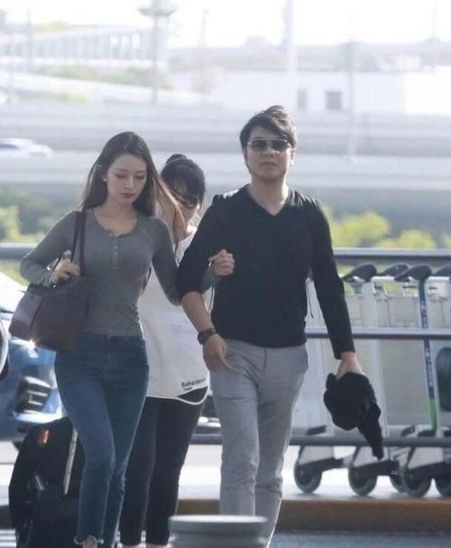  「堪称」吉娜堪称人间芭比，同款针织衫秀身材穿一年也不腻，普通人不敢穿