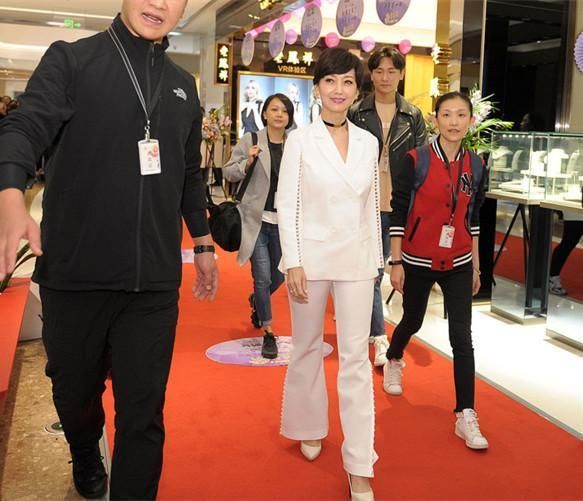 62岁赵雅芝满眼皱纹现身活动，网友：没打针的脸就是真实！