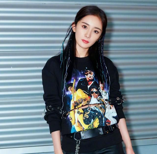 周润发妻子可真时髦，穿吊带裙梳脏辫，59岁潮的飞起！