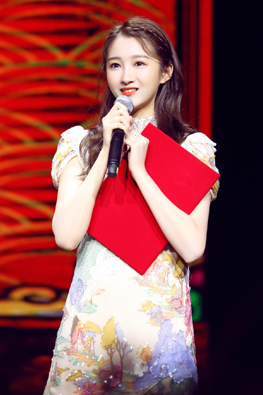 21岁关晓彤终于穿对了！一袭抹胸长裙秒变气质淑女，网友：不土了