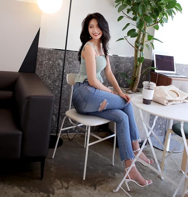 牛仔裤美女身材高挑，有气质，展示自己妖娆身材