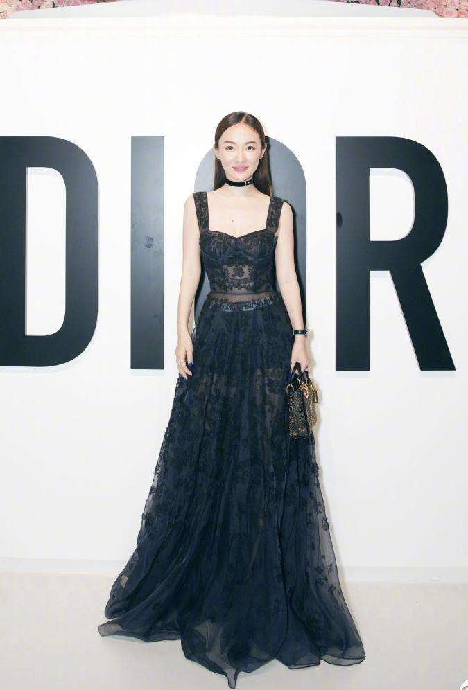 霍思燕真厉害！这紧身裤硬是塞进去吧？网友：刚生完孩子就恢复成