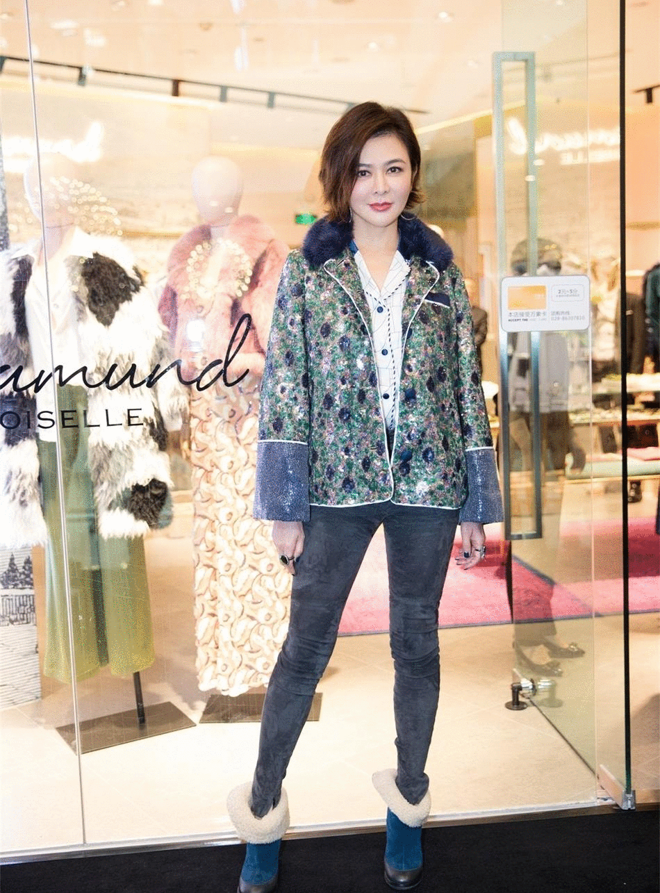 56岁关之琳依旧玩转深V诱惑, 多色拼接连衣裙轻松演绎靓妹造型