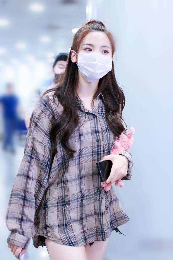 杨超越最新近照，衬衫搭短裤秀美腿，却被脚上的袜子暴露了品味