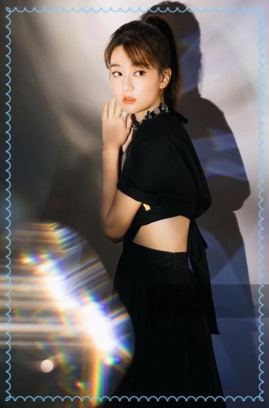 本以为李金铭的这件黑T恤够疯狂了，可看到乔欣，我瞬间折服了！