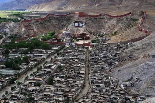 西藏地区除拉萨外保存最完整的古城，它是《红河谷》抗英的发生地