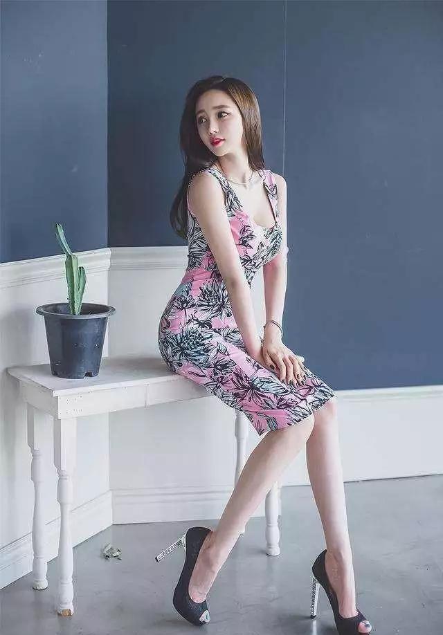 拥有优美曲线身材的漂亮女性, 不试试包身裙展现风采太可惜