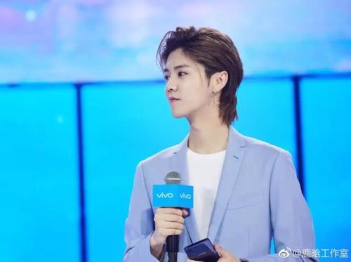 鲻鱼头发型得靠颜值撑！范丞丞像精灵，杨洋超日系，鹿晗不敢认！