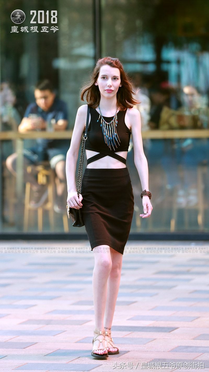 街拍:时尚街区三里屯，每天都有很多美女来此休闲逛街