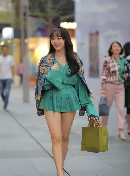 「抗冻」时尚街拍:再冷的天气都要秀腿,女孩子果然比较抗冻啊!